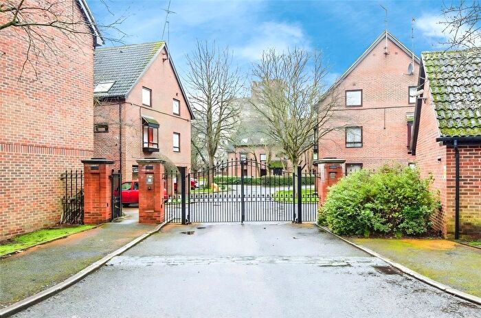 1 Bedroom Flat To Rent In The Oaks, Moormede Crescent, Staines-Upon-Thames, Surrey, TW18