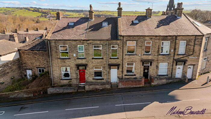 3 Bedroom Terraced House For Sale In Cross Street, Oakenshaw, Bradford, BD12