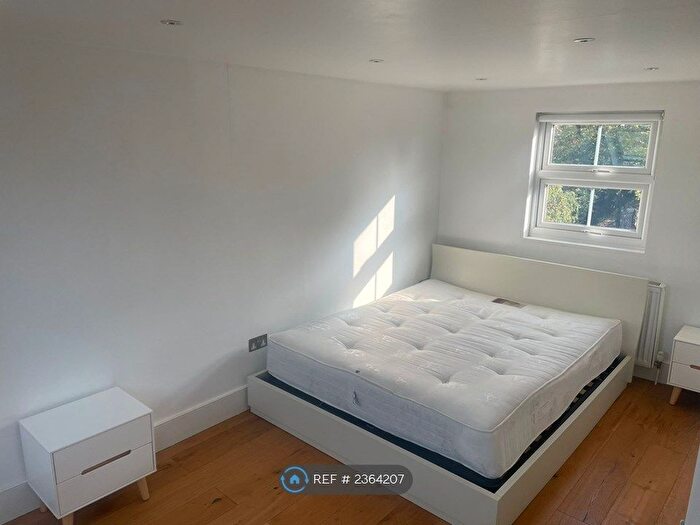 2 Bedroom Flat To Rent In Wandsworth Road, London, SW8