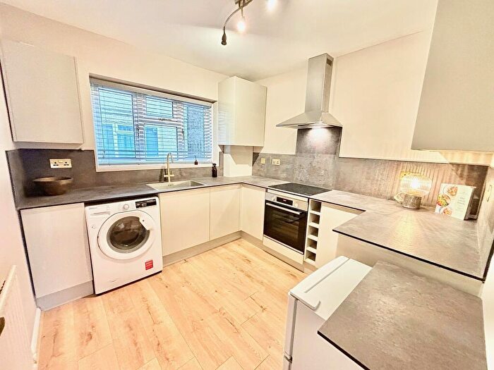 2 Bedroom Flat To Rent In Highstone Court, Wanstead, E11
