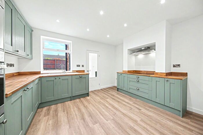 4 Bedroom Semi Detached House For Sale In Compton Street, Chesterfield, S40