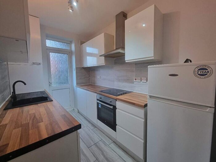 2 Bedroom Flat To Rent In Granville Place, High Road, London, N12