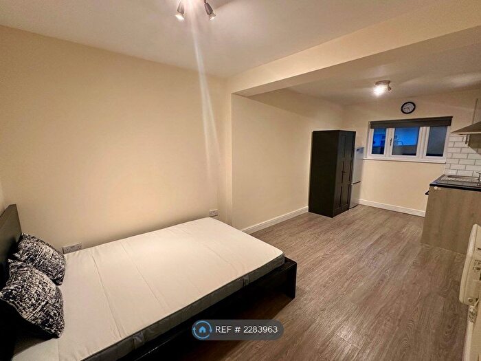 Studio To Rent In Costons Lane, Greenford, UB6