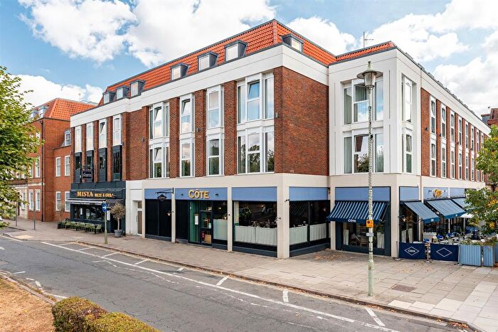2 Bedroom Flat For Sale In Parkway, Welwyn Garden City, AL8