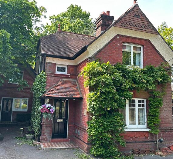 3 Bedroom Detached House For Sale In Bassett Heath Lodge Bassett Avenue, Southampton, SO16