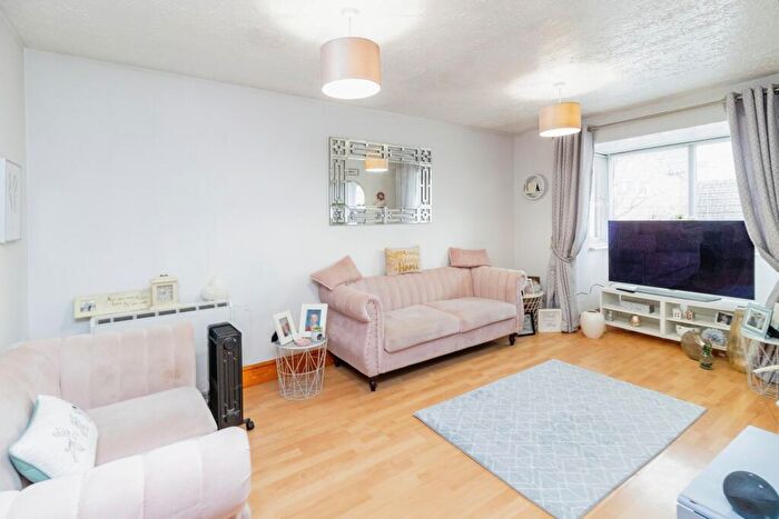 1 Bedroom Flat For Sale In Lynmouth Crescent, Furzton, Milton Keynes, Buckinghamshire, MK4
