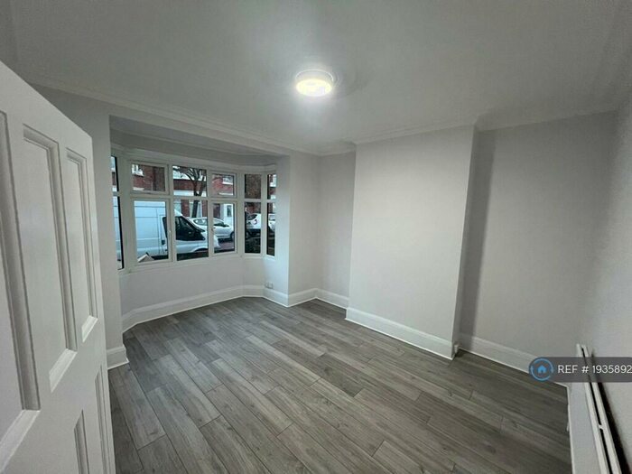 4 Bedroom Semi-Detached House To Rent In Hildaville Drive, Westcliff-On-Sea, SS0