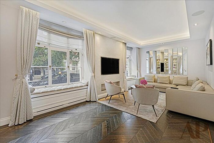 2 Bedroom Flat To Rent In Portland Place, London, W1B