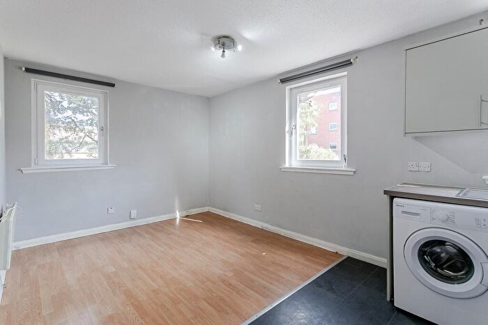 1 Bedroom Flat For Sale In Laichpark Loan, Edinburgh, EH14