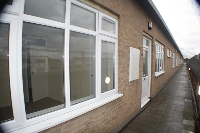 3 Bedroom Flat To Rent In Crockhamwell Road, Woodley, Reading, Berkshire, RG5