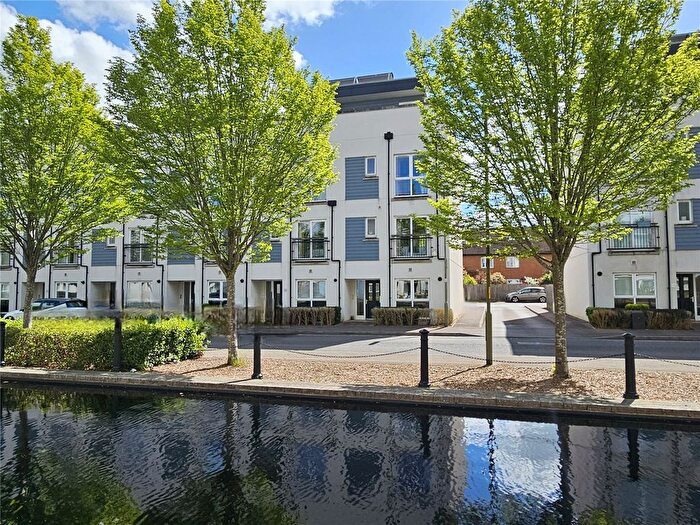 2 Bedroom Maisonette For Sale In Canalside, Redhill, Surrey, RH1