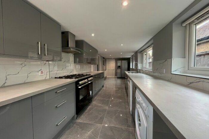 4 Bedroom Detached Bungalow To Rent In Addlestone Park, Addlestone, KT15