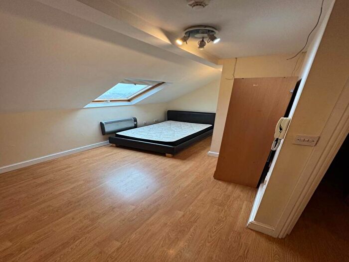 1 Bedroom House To Rent In Flat Penarth Road, Cardiff, CF10
