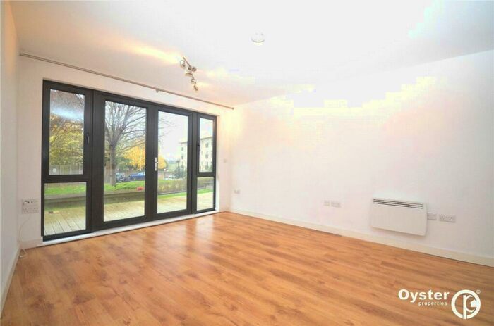 2 Bedroom Flat To Rent In Friern Barnet Road, Arc Court, N11