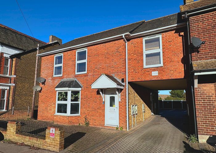 2 Bedroom Flat To Rent In London Road, Sittingbourne, Kent, ME10