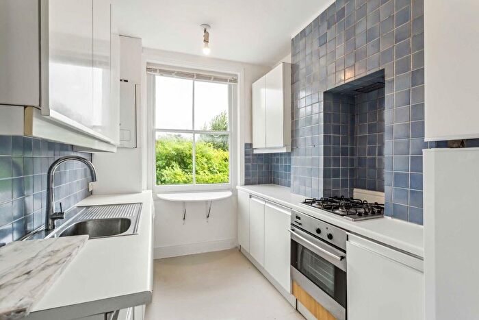 3 Bedroom Flat To Rent In Crossfield Road, London, NW3