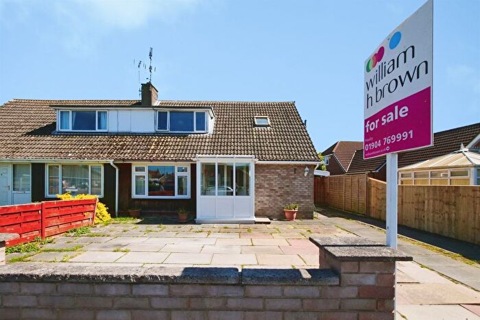 3 Bedroom Semi-Detached Bungalow For Sale In Chiltern Way, Huntington, York, YO32