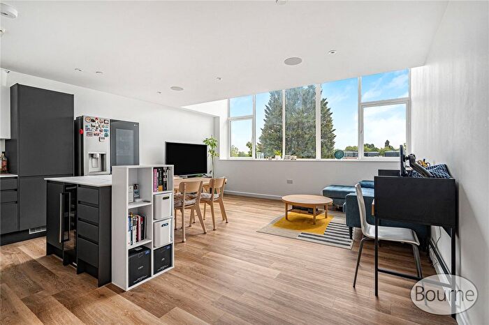 2 Bedroom Flat For Sale In Chertsey Road, Woking, Surrey, GU21