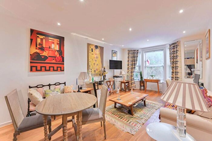 2 Bedroom Flat For Sale In Wendle Square, Battersea, London, SW11