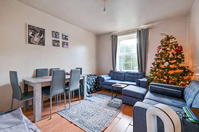 2 Bedroom Flat For Sale In Wellington House, Ealing, London, W5