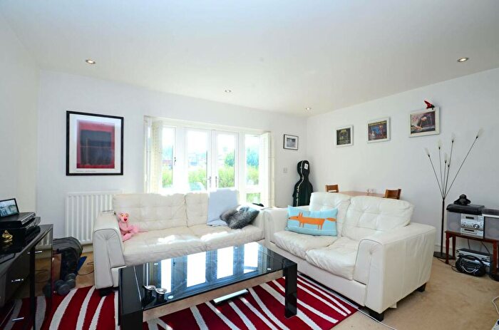 2 Bedroom Flat To Rent In Holders Hill Road, Mill Hill East, London, NW7