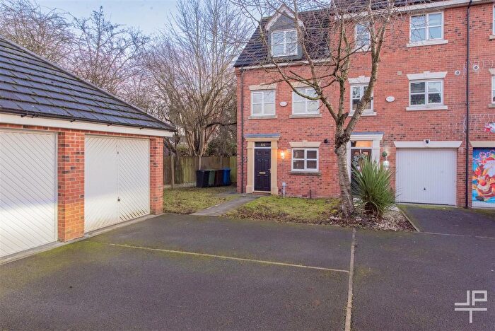 3 Bedroom Town House To Rent In Gadfield Grove, Atherton, Manchester, M46