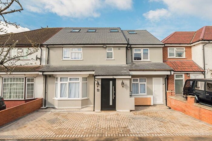 3 Bedroom Flat To Rent In Costons Lane, Greenford, UB6