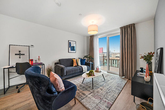 2 Bedroom Apartment To Rent In Hearth, M5