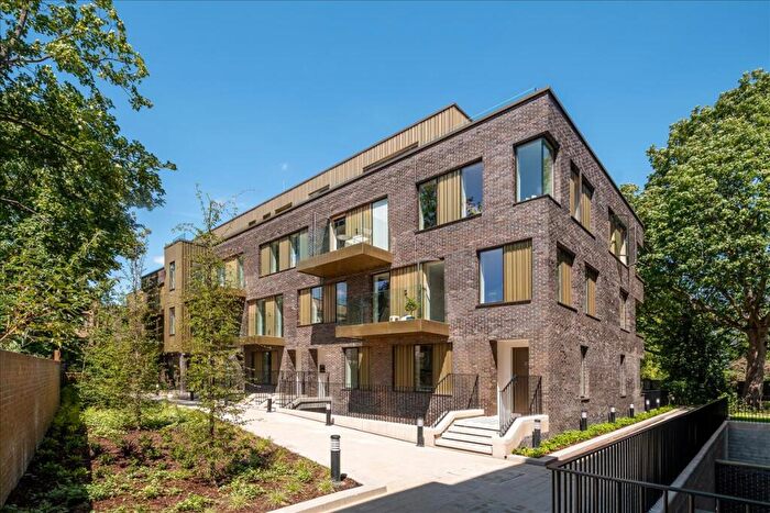 3 Bedroom Apartment To Rent In Wyles House, Hackney Gardens, E8