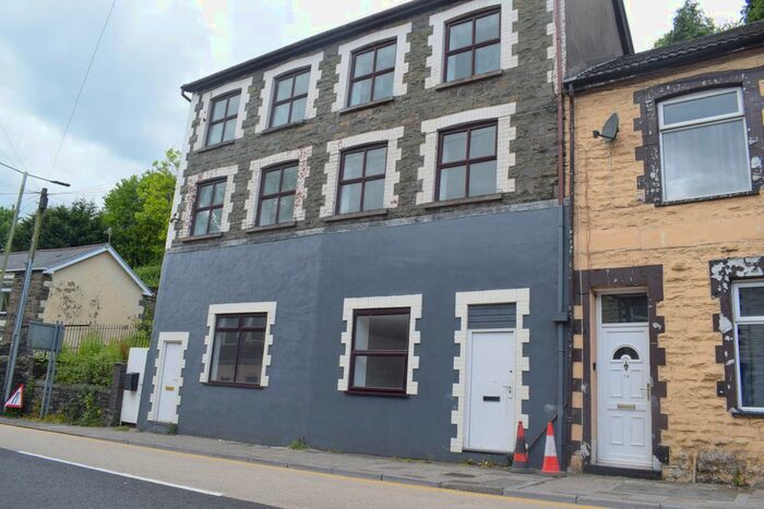 2 Bedroom Flat To Rent In East Road, Tylorstown, CF43