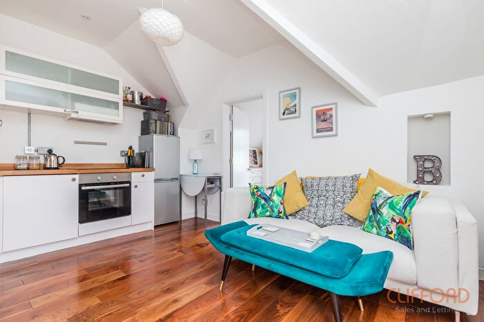 1 Bedroom Flat For Sale In Old Shoreham Road, Hove, BN3