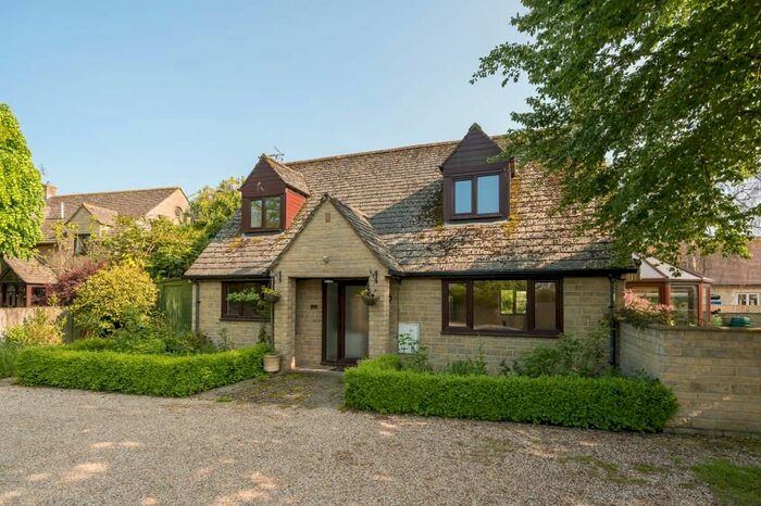 4 Bedroom Detached House For Sale In Clanfield, Oxfordshire, OX18