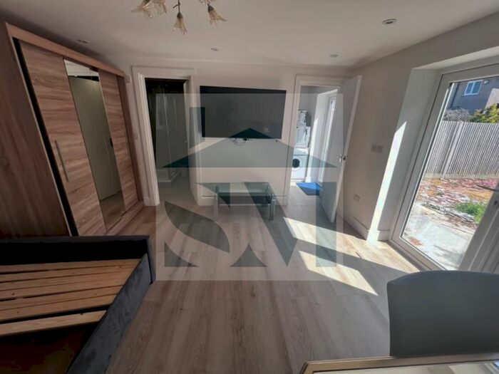 1 Bedroom Studio To Rent In Frogmore Avenue, Hayes, Greater London, UB4