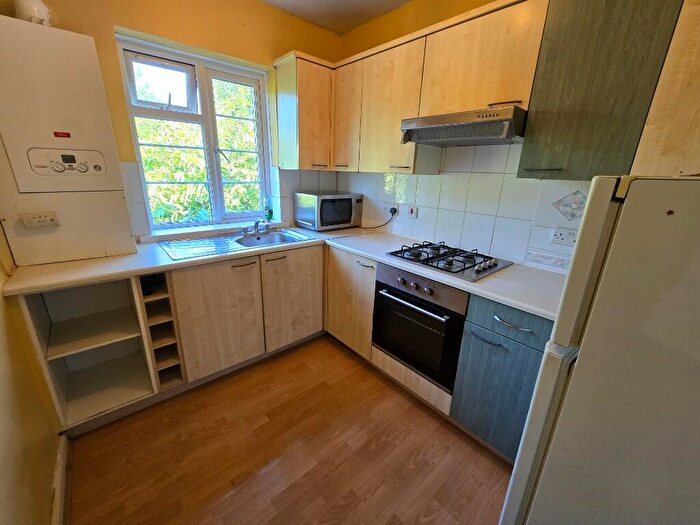 2 Bedroom Flat To Rent In Hendon Way, London, NW2