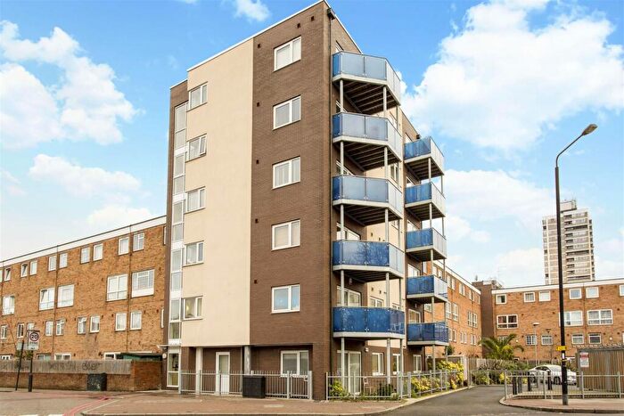 3 Bedroom Flat To Rent In Sullivan Court, Mile End, E3