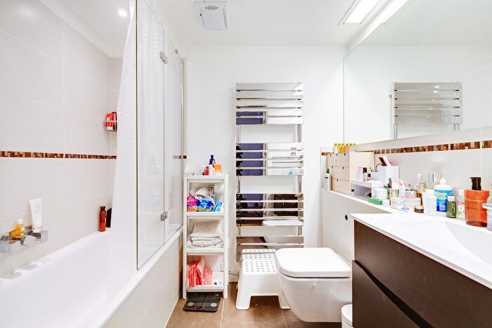 2 Bedroom Flat For Sale In Hutchings Street, London, E14