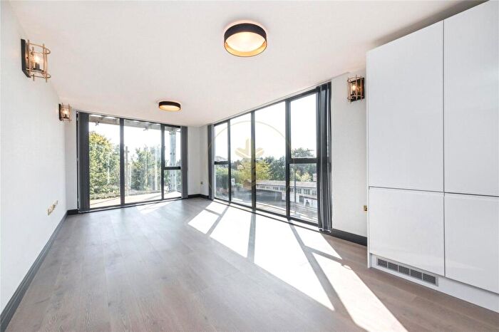 2 Bedroom Apartment To Rent In Brondesbury Park, London, NW6