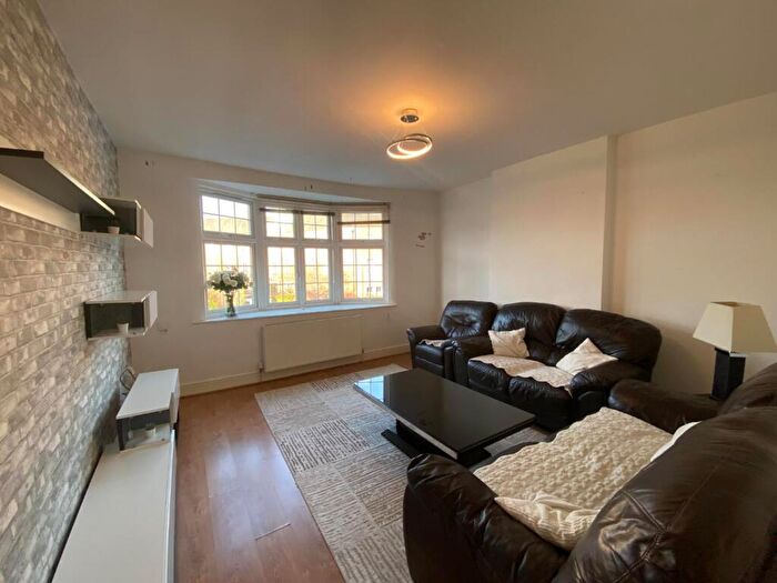 2 Bedroom Flat To Rent In Queen's Parade, Friern Barnet Road, N11