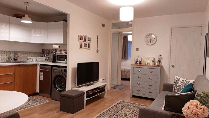 1 Bedroom Maisonette To Rent In Springwood Crescent, Edgware, HA8