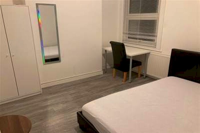 1 Bedroom Flat To Rent In The Broadway, Thorpe Bay, SS1