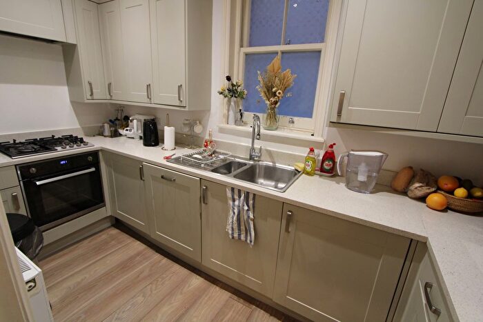 2 Bedroom Flat To Rent In Palace Gate, London, W8