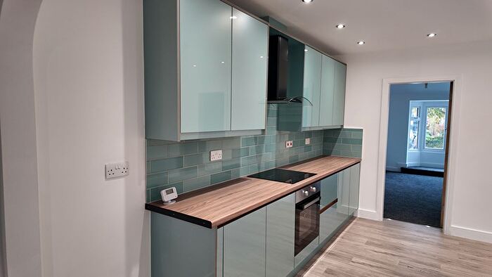 3 Bedroom Flat To Rent In Stratford Road, Hall Green, Birmingham, West Midlands, B28