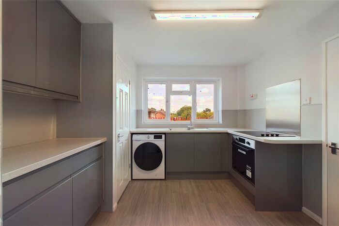 3 Bedroom Flat To Rent In Gales Drive, Three Bridges, Crawley, West Sussex, RH10