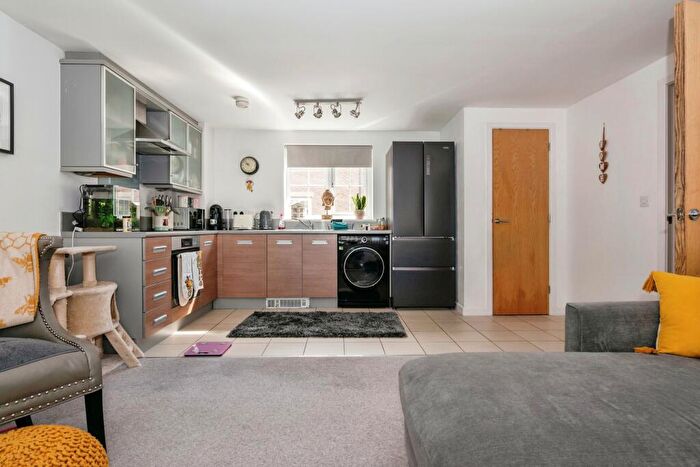 1 Bedroom Flat For Sale In Russett Way, Dunstable, Bedfordshire, LU5