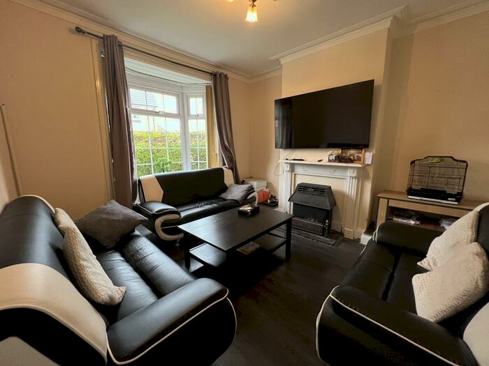 4 Bedroom House To Rent In Ashes Road, Oldbury, B69