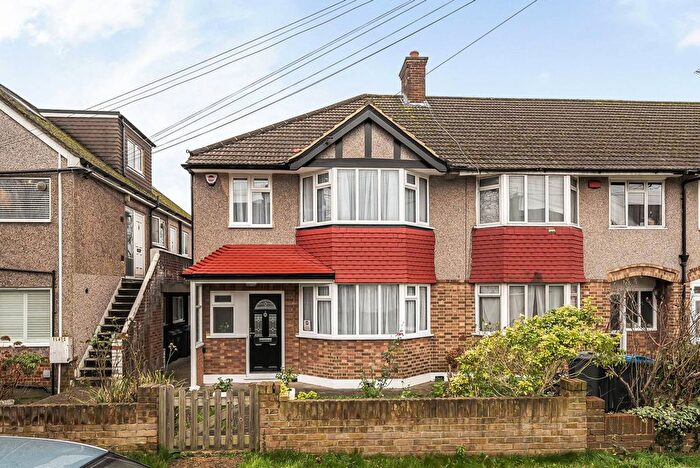 3 Bedroom Flat To Rent In Heatherset Gardens, Norbury, London, SW16