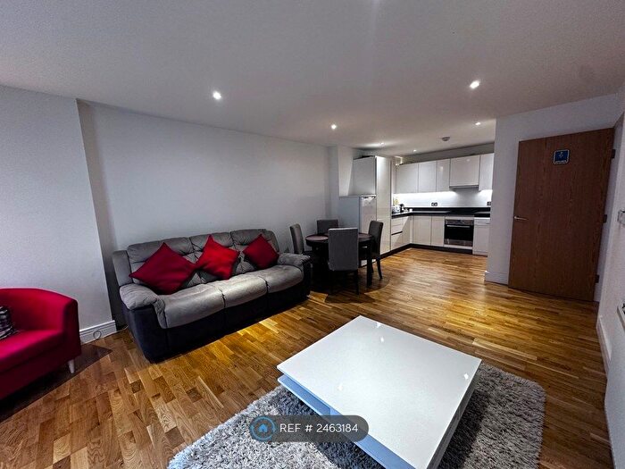 3 Bedroom Flat To Rent In Topaz Apartments, Hounslow, TW3