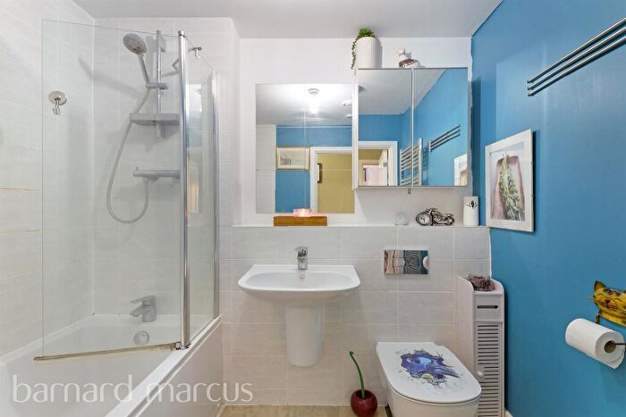 2 Bedroom Flat For Sale In Felnex Avenue, Wallington, SM6