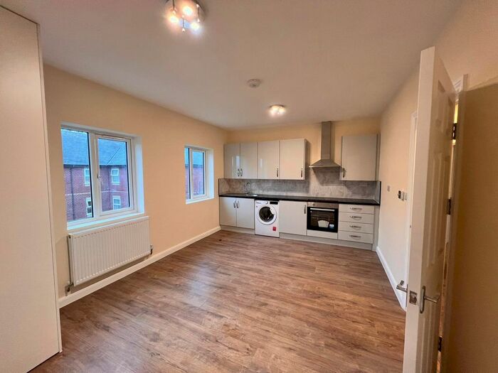4 Bedroom Flat To Rent In High Street South, London, E6