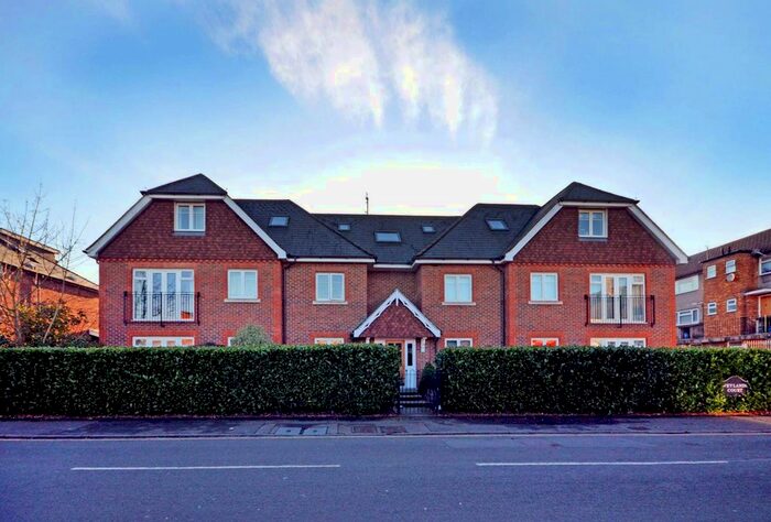 2 Bedroom Flat To Rent In Corrie Road, Addlestone, KT15